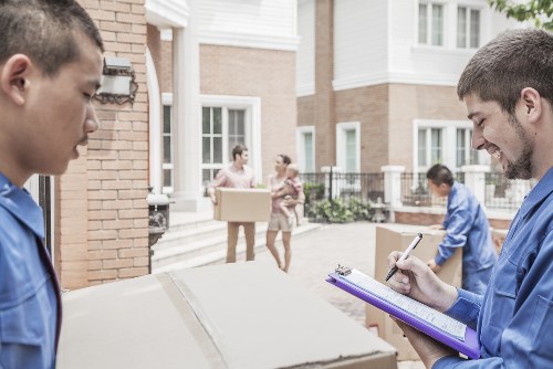 Person using an accessible moving services website in Spain